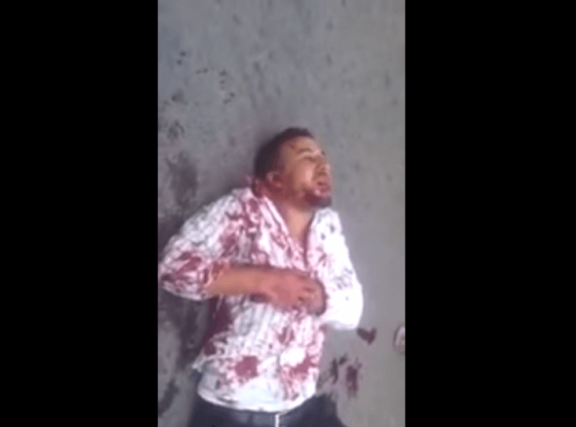 شاهد لحظة الإعتداء على رجل بالاسلحة البيضاء وتسديد عدة طعنات له