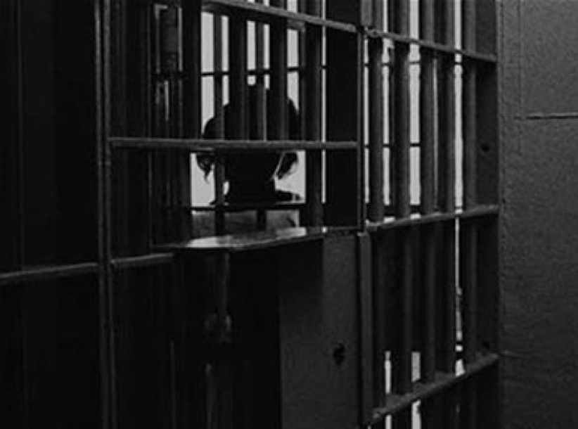 أب يحبس زوجته وابنه في زنزانة لـ 6 سنوات