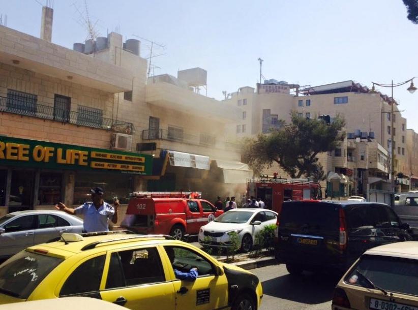 بالصور اخماد حريق في سوبر ماركت في بيت لحم