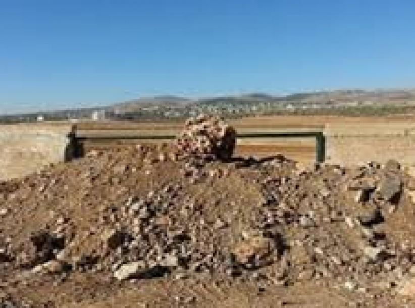 مستوطنون يغلقون مدخل قرية بيت دجن شرق نابلس بالسواتر الترابية