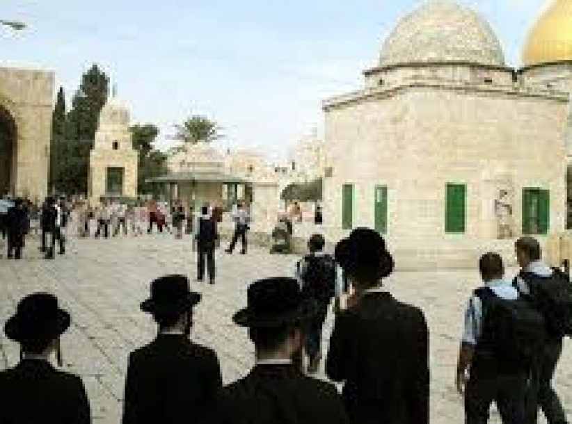 مستوطنون متطرفون يقتحمون المسجد الأقصى المبارك