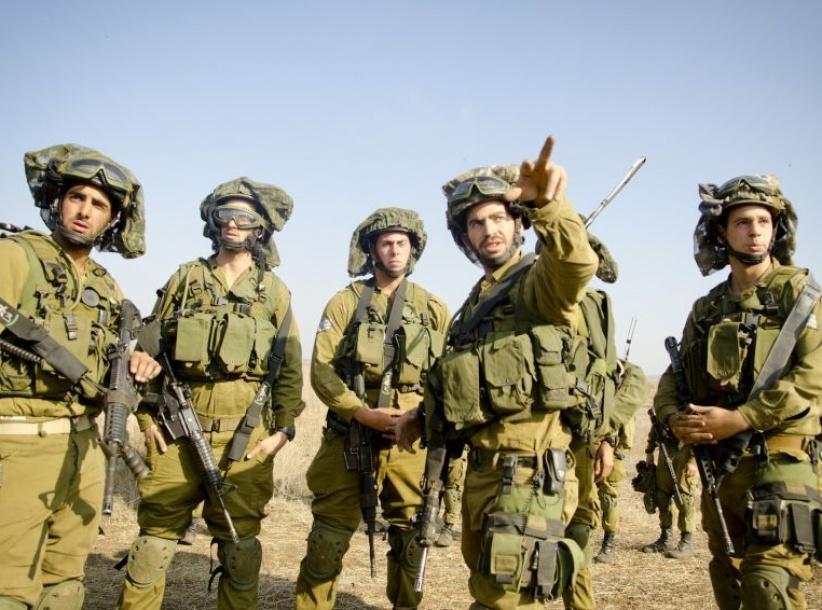 الاحتلال يداهم منازل منفذي عملية 