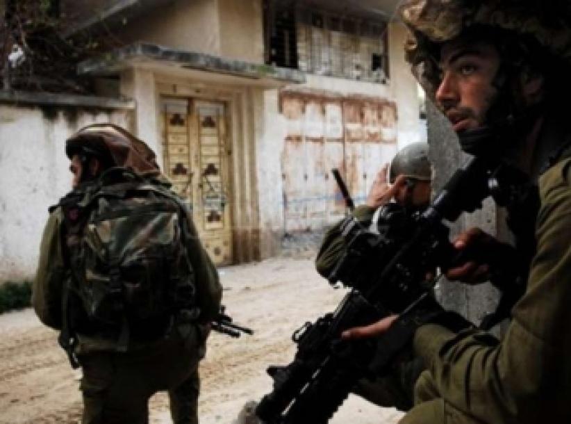 الاحتلال ينزل حمولة أسلاك شائكة غرب بيت لحم