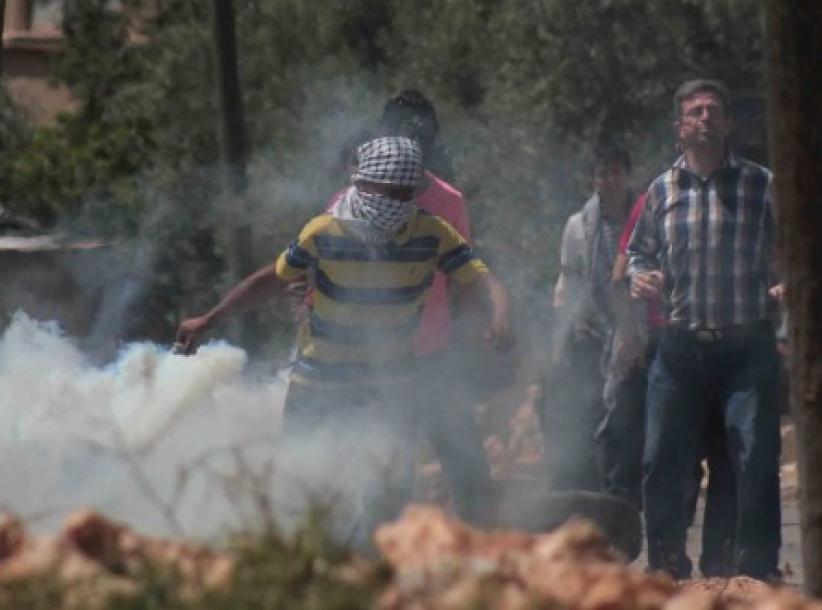 الاحتلال يعتقل شابا وفتى بمواجهات في بيت أمر شمال الخليل