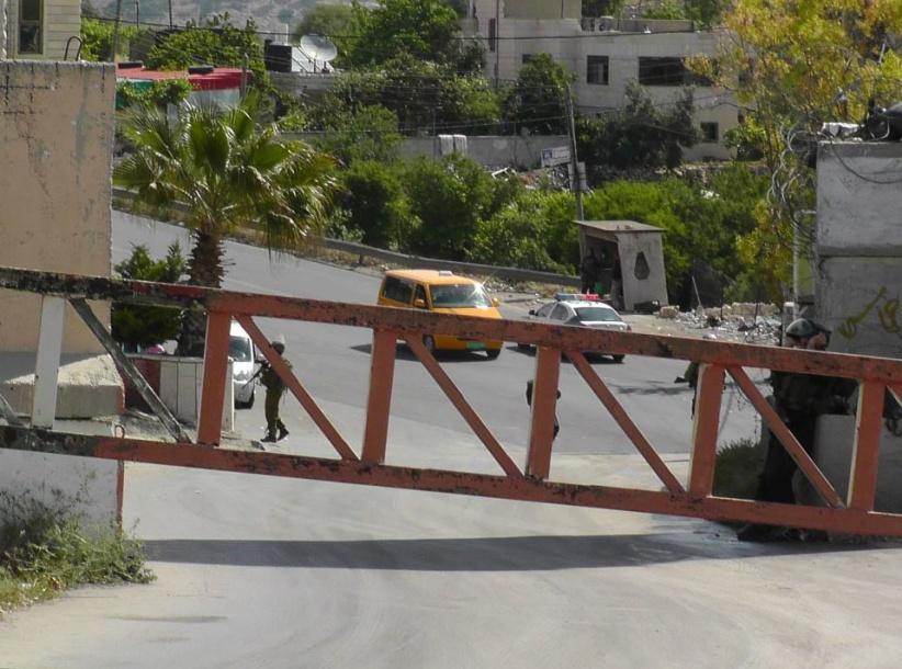 الإحتلال ينصب حاجزاً ويدقق في بطاقات المواطنين جنوب طوباس