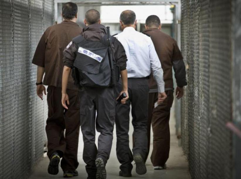 الاحتلال ينقل 120 أسيراً من سجن نفحة إلى 