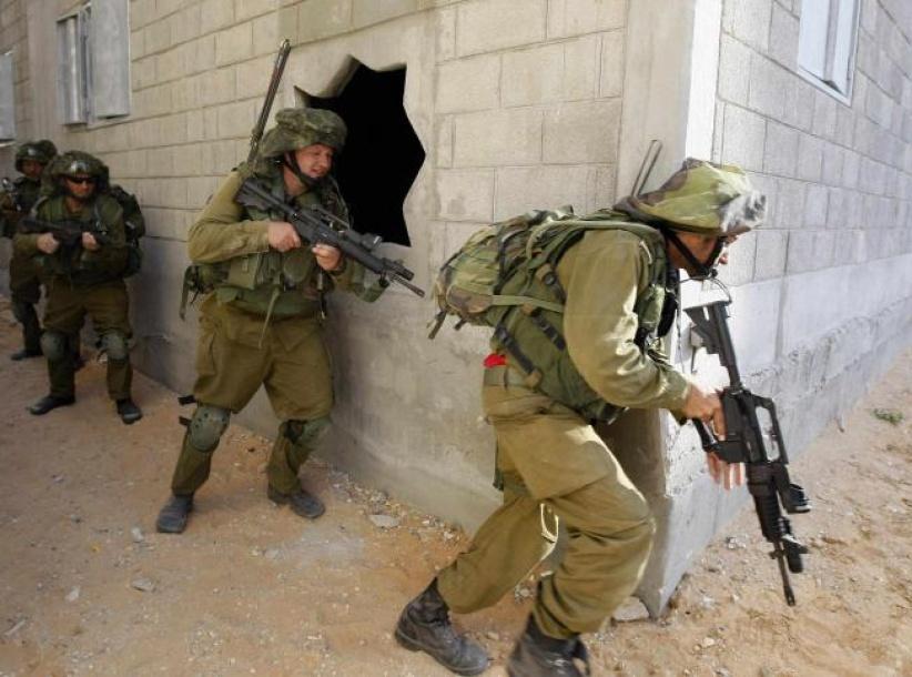 الإحتلال يعتقل مواطناً ونجله بحجة العثور على سلاح