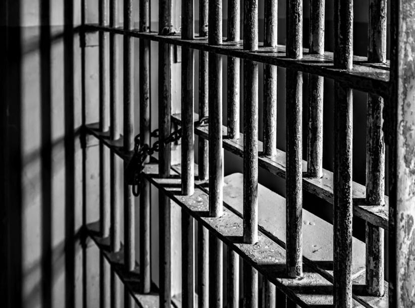 ثلاثة أسرى يتعرضون للضرب والتنكيل خلال اعتقالهم