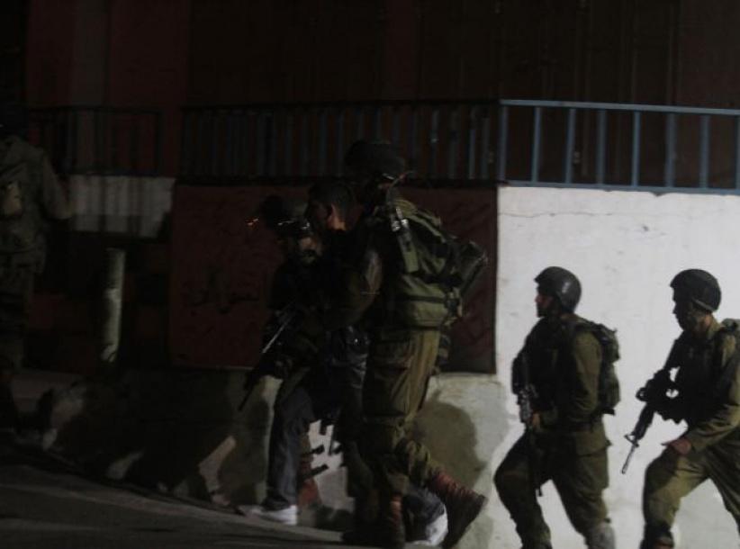 الاحتلال يعتقل مواطناً ويفتش منازل ويستولي على مبلغ مالي في الخليل