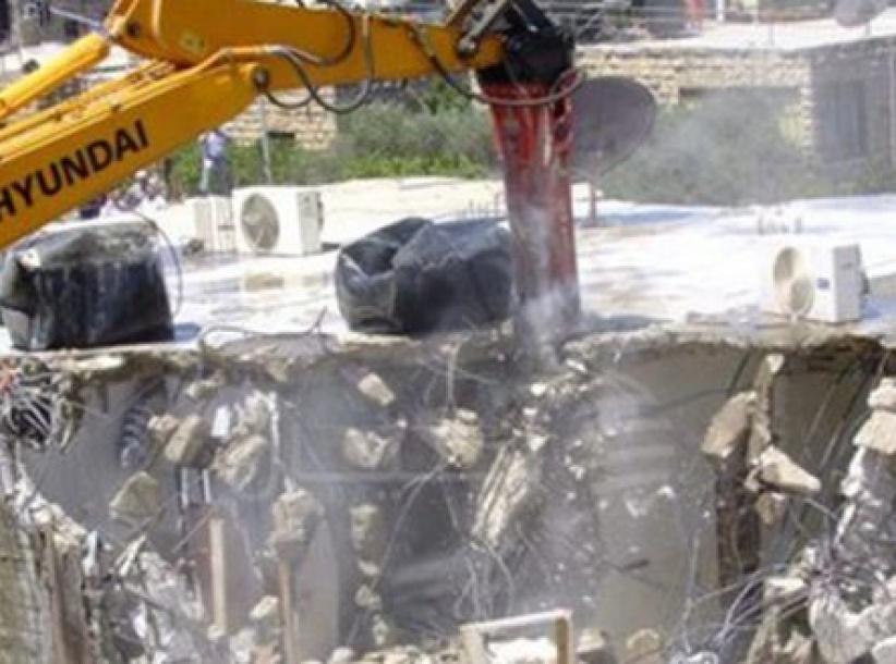 الاحتلال يشرع بهدم مساكن في مسافر يطا جنوب الخليل