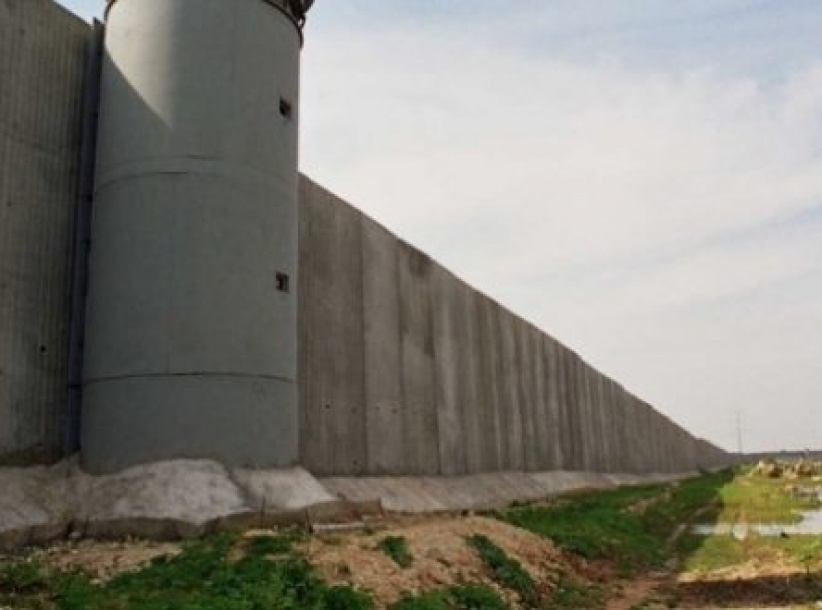 الاحتلال يحتجز عشرات المزارعين خلف الجدار بسلفيت