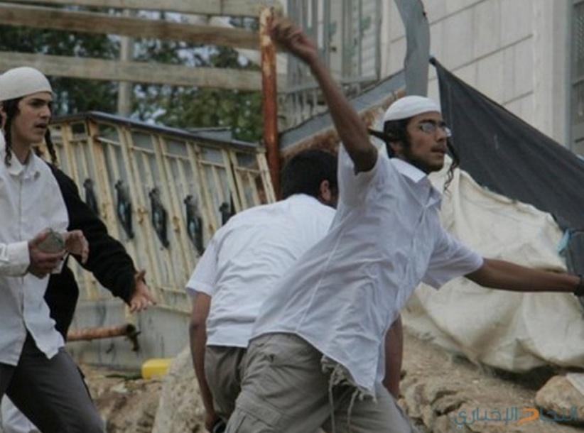 مستوطنون يرشقون منازل أم الخير بالحجارة