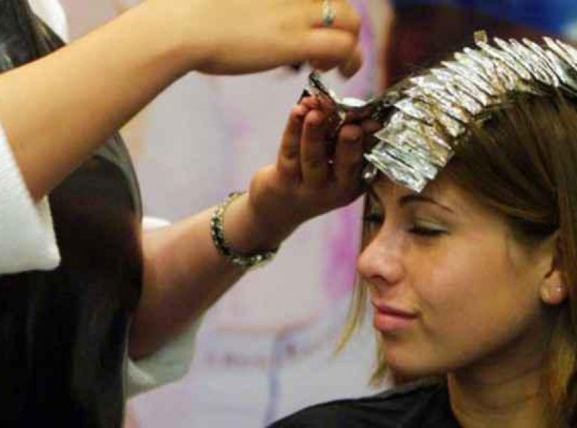 تحذير خطير للنساء مما تسببه صبغة الشعر