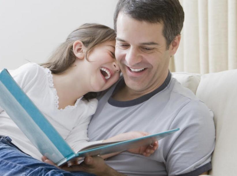 هل يعلم طفلك أنك تحبه؟ تعلَّم كيف تتحدث لغات الحب الـ5 مع أبنائك