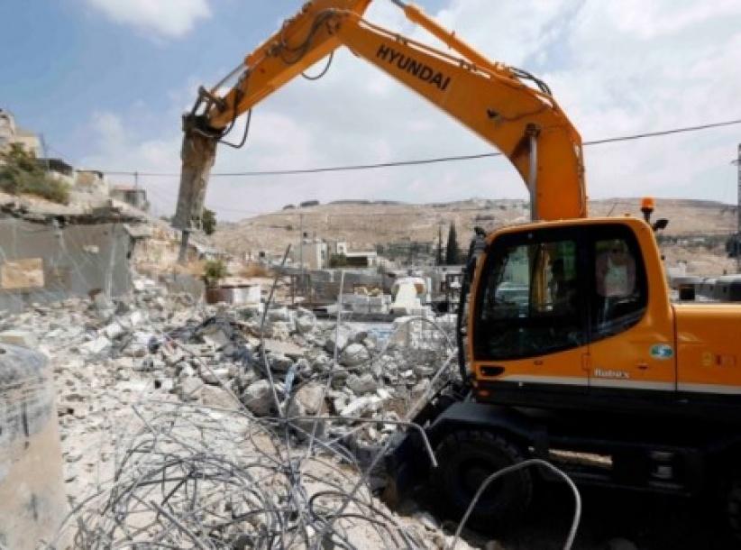 جرافات الإحتلال تهدم منزلا في اللد وتشرد قاطنيه