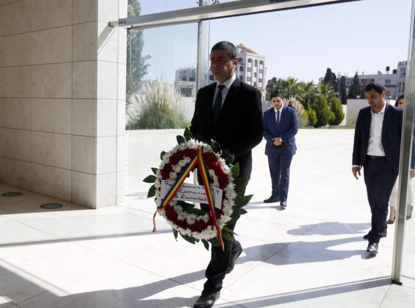 السفير الروماني الجديد يضع اكليلا من الزهور على ضريح القائد الرمز ياسر عرفات.