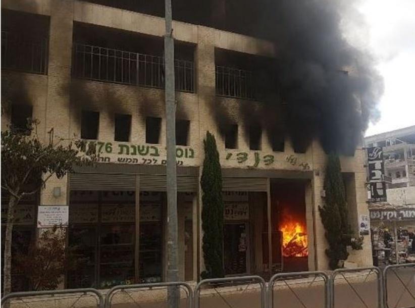 فيديو- حريق كبير بمركز تجاري في مستوطنة 