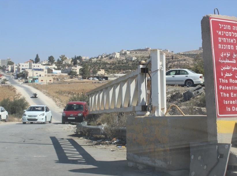 الاحتلال يفتح البوابة العسكرية على مدخل بيت عوا بعد أكثر من شهرين من الإغلاق