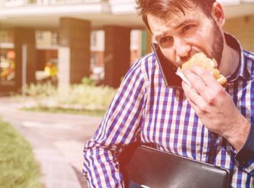 احذر من تناولك للطعام وأنت تمشي