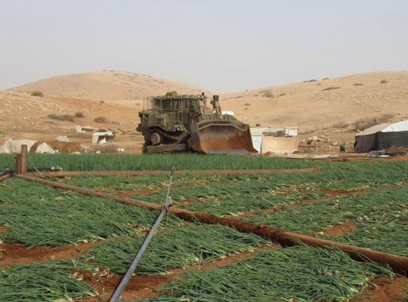 جرافات الاحتلال تدمر طرق زراعية وخطوط مياه في طوباس