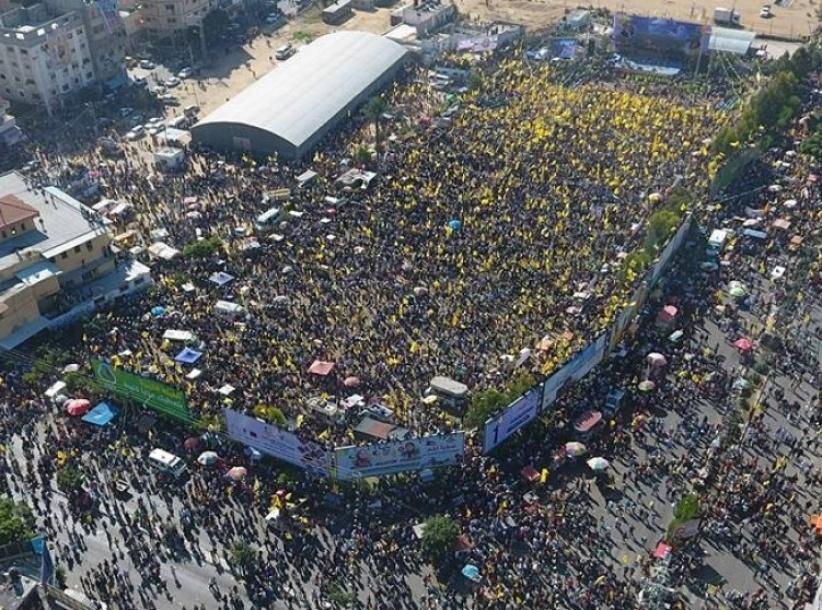 مئات الآلاف يحتشدون في ساحة السرايا