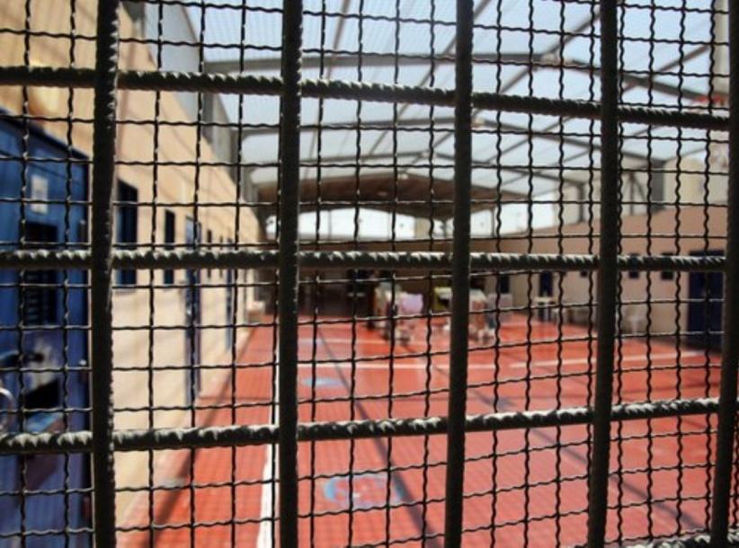 كشف محاولة تهريب خليويات لسجن النقب