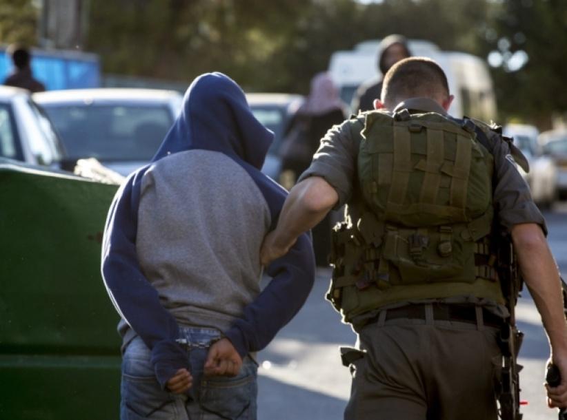 الخليل: الاحتلال يعتقل شابًا بزعم حيازته سكين