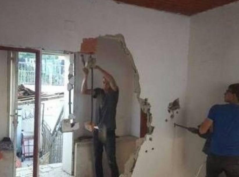 مواطن يهدم منزله بنفسه في القدس بضغط من بلدية الاحتلال