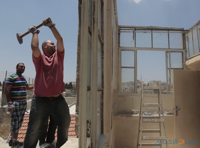 عائلة مقدسية تهدم متجرا لها جنوب الأقصى بضغط من الاحتلال