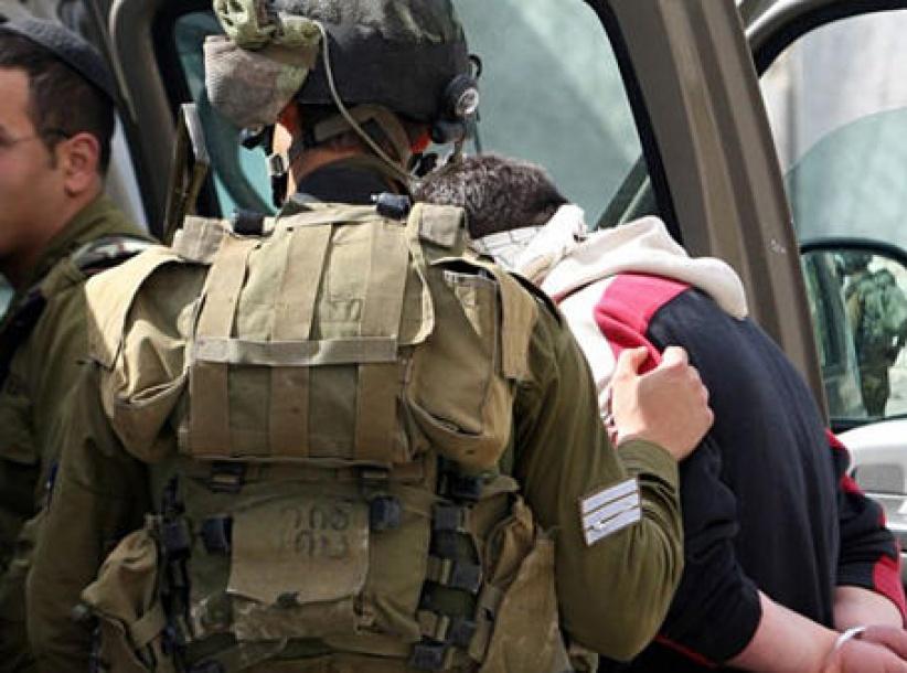 الاحتلال يعتقل فتى قرب يطا بزعم العثور على سكين بحوزته