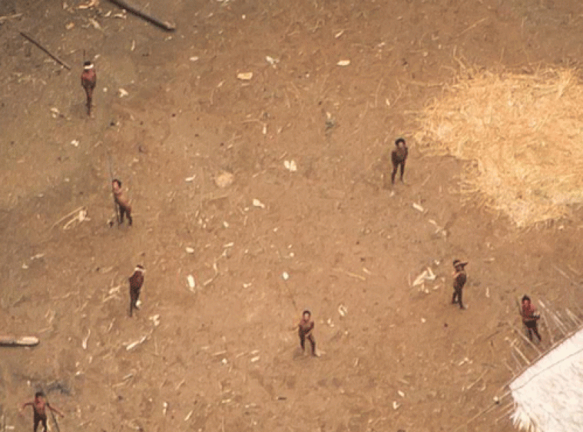 بالصور.. لقطات لا تصدق لقبيلة بدائية تعيش في مجاهل الأمازون