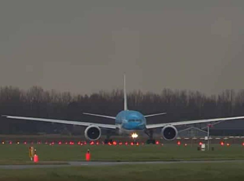 فيديو| البرق يصعق طائرة ركاب خلال إقلاعها