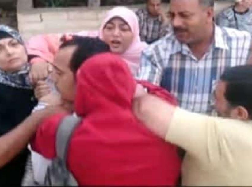 شاهد| ضرب أب مصري من أهل طليقته أثناء رؤية ابنته!