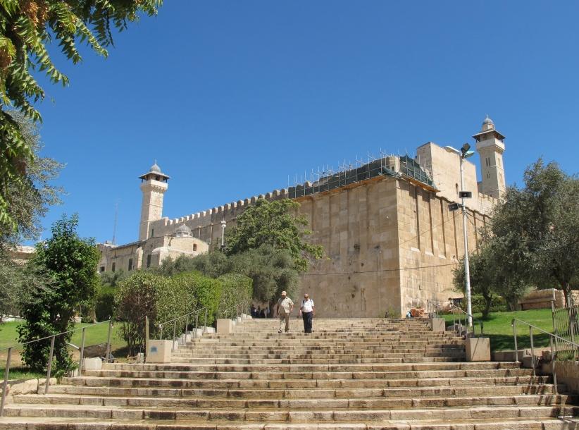 الخليل: الاحتلال يعتقل فتاة في البلدة القديمة ويغلق الحرم الإبراهيمي