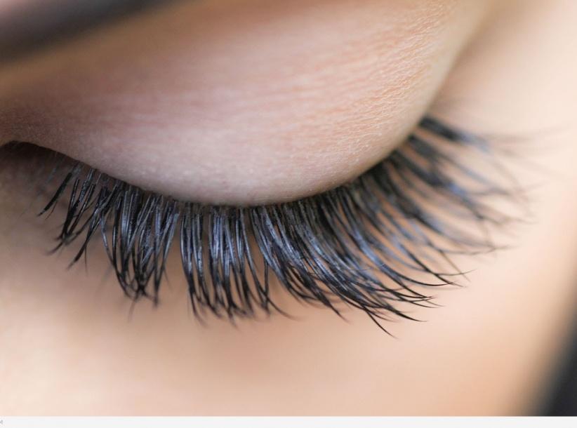 زيوت لتطويل الرموش طبيعياً