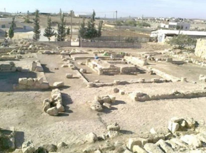 الاحتلال يصادر أحجارًا أثرية من قصر 