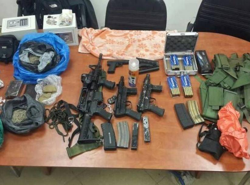 الاحتلال يدعي ضبط قطع سلاح داخل طرود بريدية متجهة لغزة