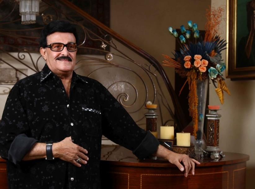 ﻿سمير غانم يسخر من برامج اكتشاف المواهب في عرض مسرحي في السعودية