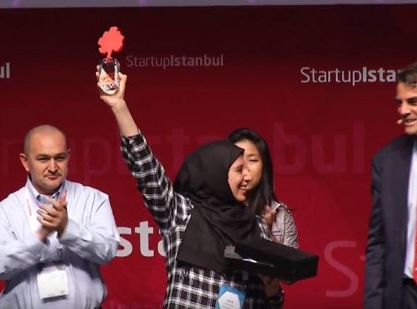 نور الخضري تمثل فوز فلسطين بالمرتبة الثانية في ستارت أب اسطنبول