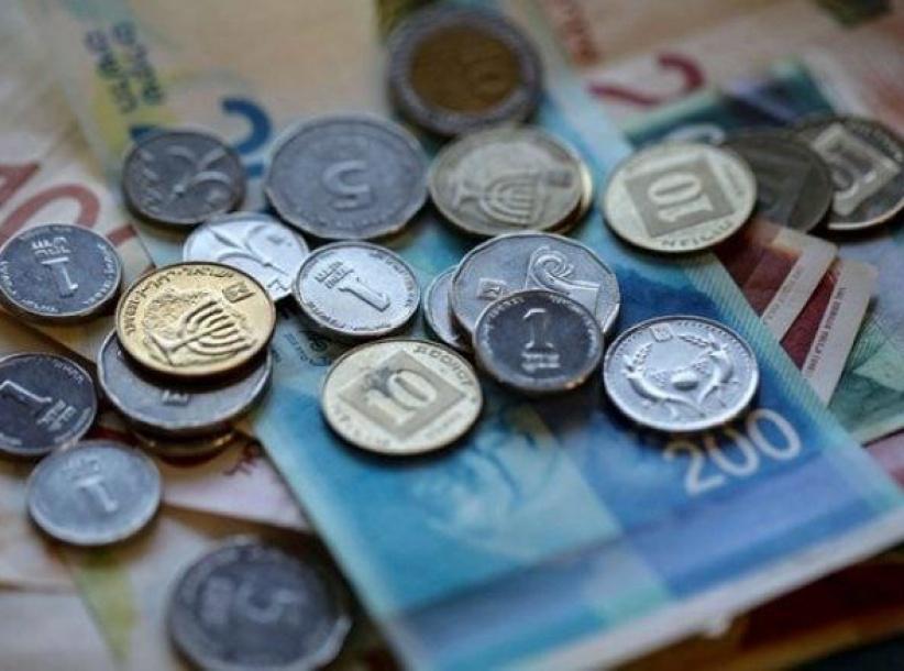 ماذا يعني تراكم الشيكل الإسرائيلي في البنوك الفلسطينية؟