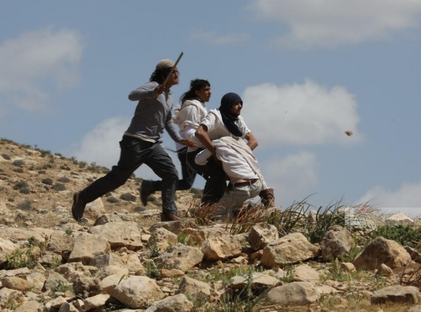 إصابتان باعتداء مستعمرين واعتقال 7 مواطنين في مسافر يطا