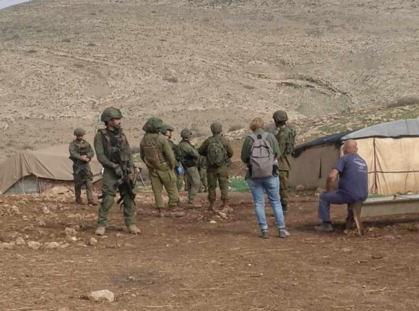 مستعمرون يسرقون خيمة سكنية ومحتوياتها في الأغوار