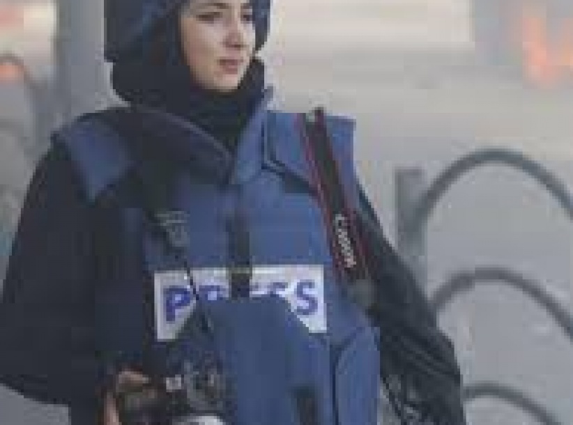 الاحتلال يداهم بيت أمر ويعتقل الصحفية المحررة أشواق عوض