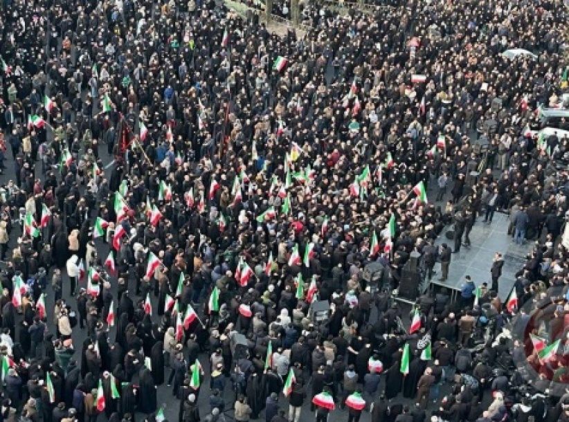 الرئيس الإيراني يتوعّد بالانتقام والآلاف يحتشدون مطالبين بالثأر لخامنئي