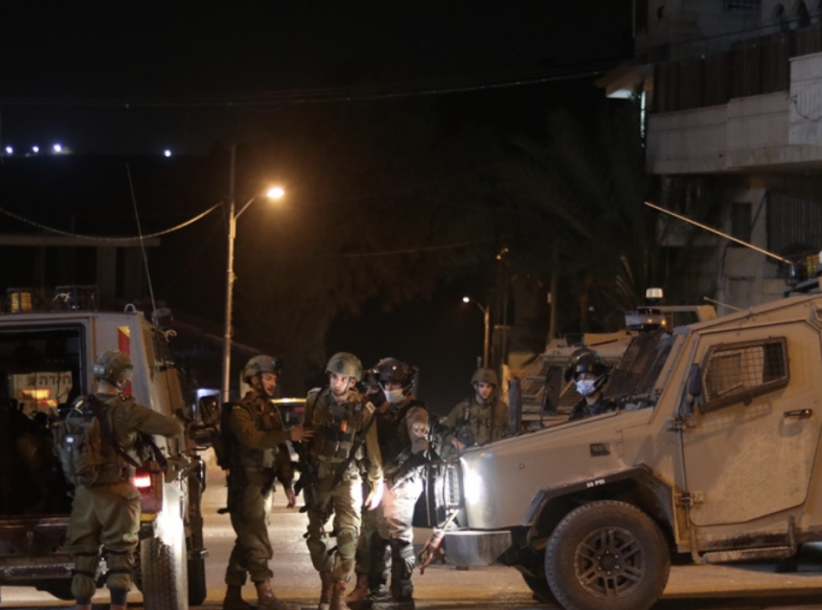 إصابة عدد من المواطنين واعتقال فتاة خلال اقتحام الاحتلال عدة مناطق في الخليل