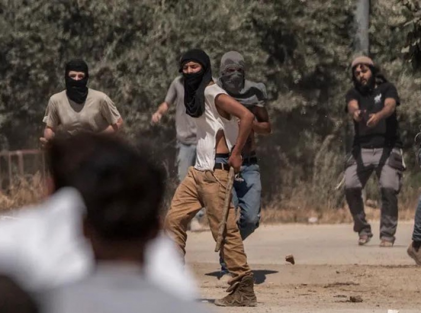 مستعمرون يحرقون حظيرة أغنام وفرن طابون ويصيبون صاحبها بحروق جنوب الخليل