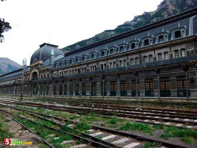 محطة قطار CANFRANC. إسبانيا Canfranc train station. Spain