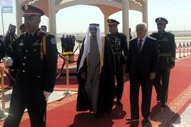 لأول مرة : ملك السعودية يستقبل الرئيس بأرض المطار