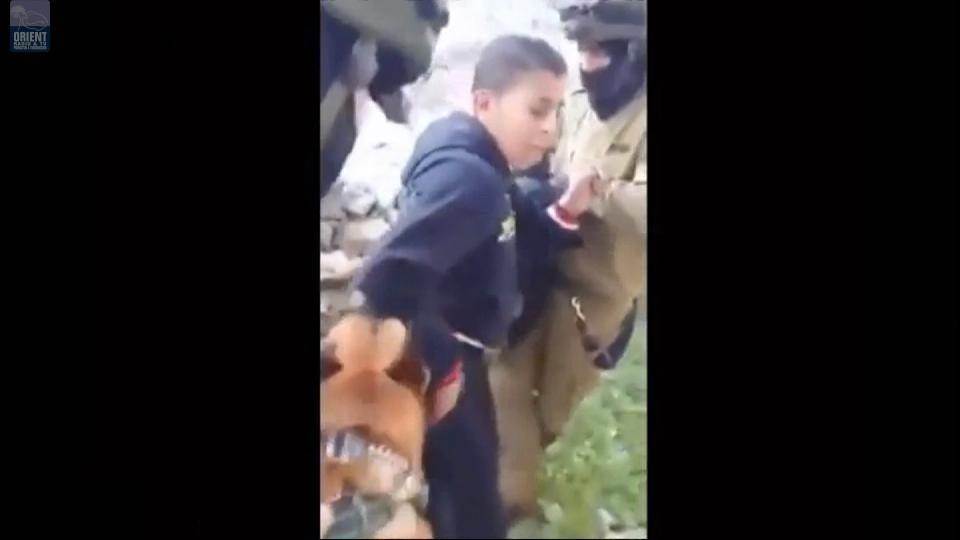 بالفيديو:- يظهر تفاصيل ما تعرض له الطفل الذي نهشته كلاب الجيش الاسرائيلي