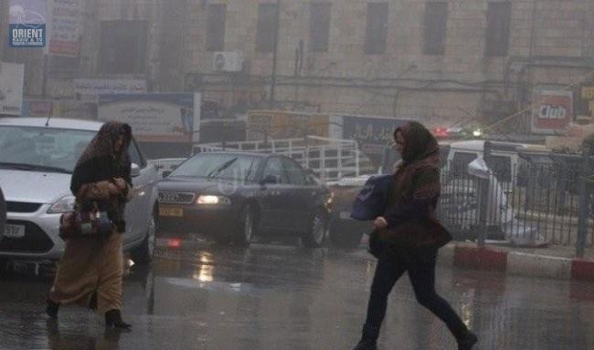 الشرطة تحذر المواطنين من خطر الانزلاق على الطرق